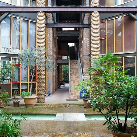 Spacious Cocoon With Garden Apartmán